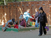 Дети на детской площадке