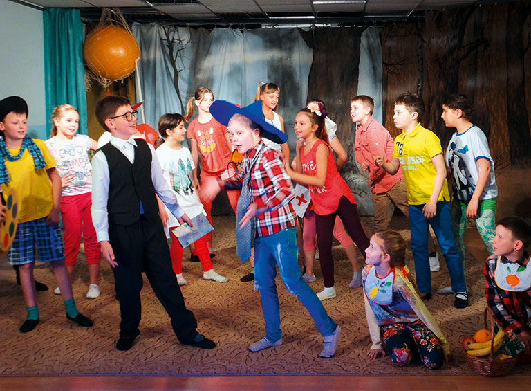 Участь у виставах шкільного театру допомагає розминути соціальні навички